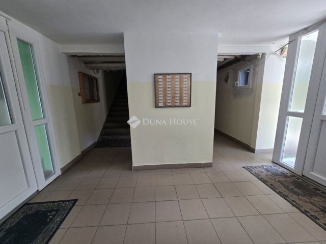 Eladó panellakás, Pécsett 39.9 M Ft, 2 szobás