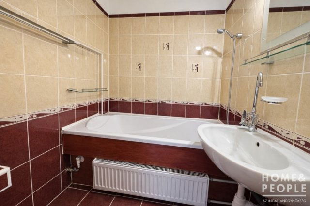 Eladó téglalakás, Szegeden 57.5 M Ft, 3 szobás