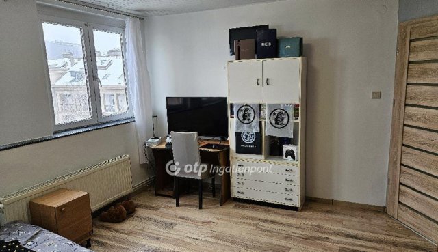 Eladó téglalakás, Dunaújvárosban 67 M Ft, 5 szobás