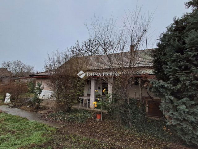 Eladó családi ház, Fegyverneken 12 M Ft, 2 szobás