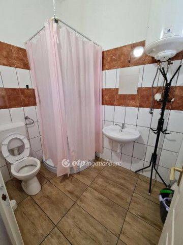 Eladó családi ház, Pápán 249 M Ft, 9+11 szobás