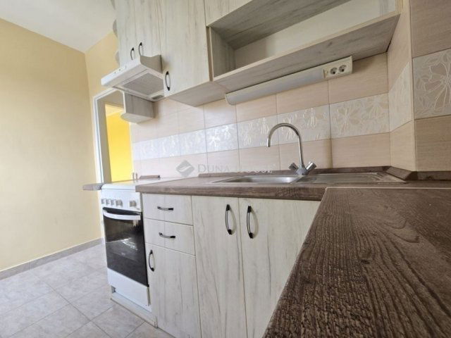 Eladó panellakás, Pécsett 48.9 M Ft, 3 szobás