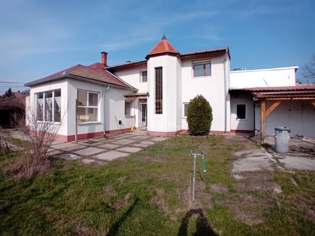 Eladó családi ház, Baján 48 M Ft, 5 szobás