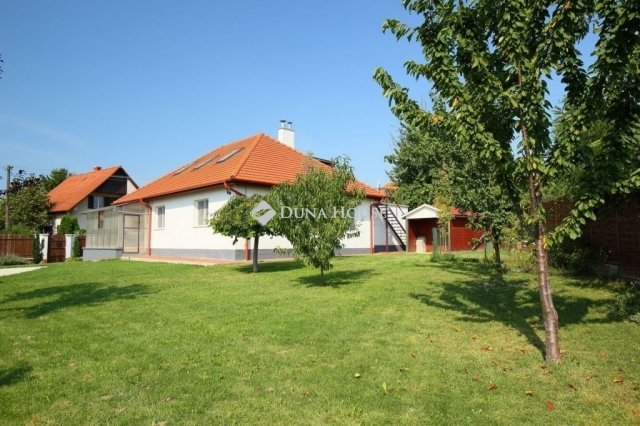 Eladó családi ház, Balatonkenesén 170 M Ft, 4 szobás