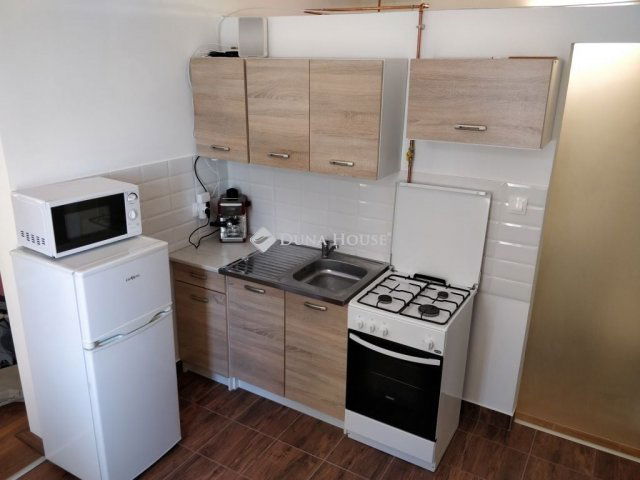 Kiadó téglalakás, albérlet, Pécsett 130 E Ft / hó, 2 szobás