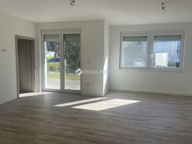 Eladó téglalakás, Tatán 88 M Ft, 4 szobás