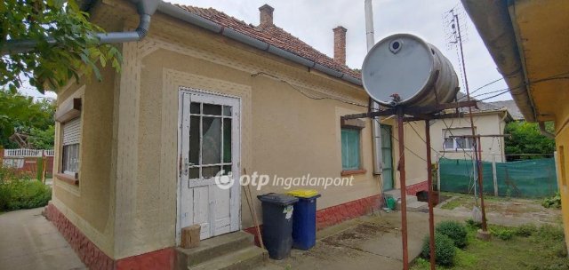 Eladó családi ház, Solton 24.99 M Ft, 2+1 szobás