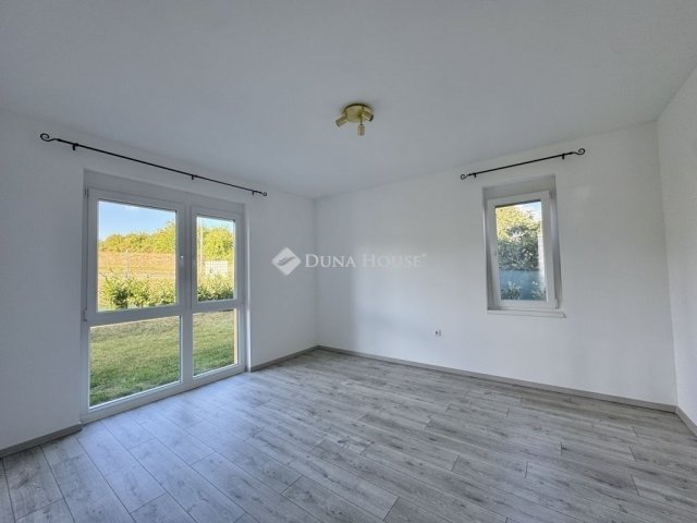 Eladó téglalakás, Pécsett 96.9 M Ft, 4 szobás