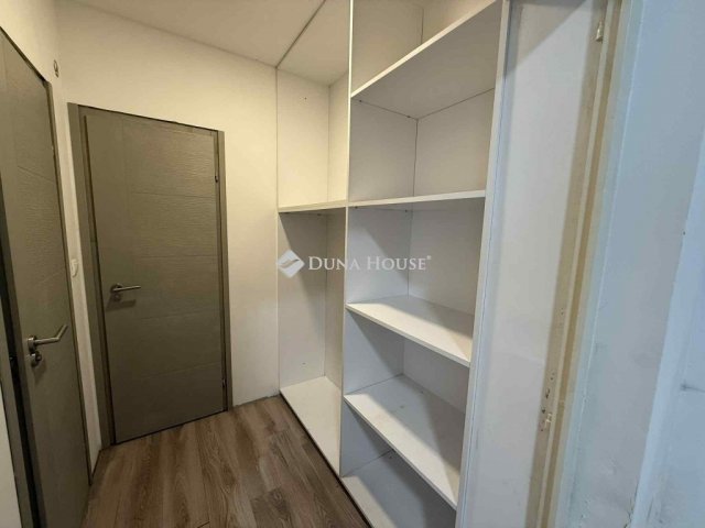 Eladó családi ház, Kecskeméten 100 M Ft, 2 szobás