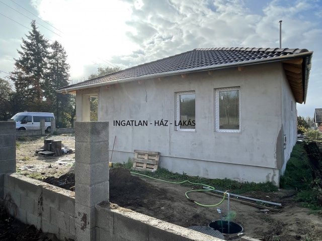 Eladó családi ház, Csörögön 91.99 M Ft, 4 szobás