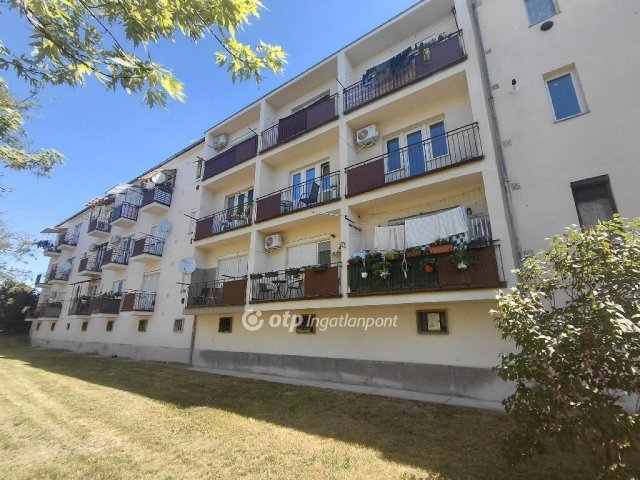 Eladó téglalakás, Petőfibányán 30 M Ft, 2 szobás