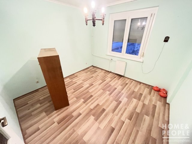 Eladó téglalakás, Szegeden 77.999 M Ft, 3 szobás