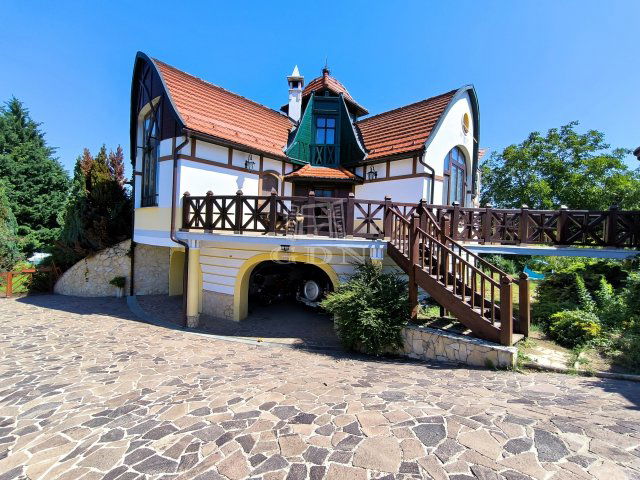 Eladó családi ház, Esztergomban 219 M Ft, 6+1 szobás
