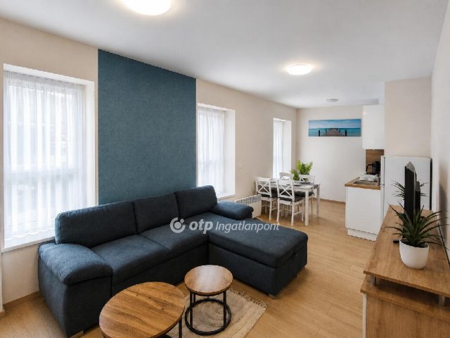 Eladó téglalakás, Balatonkenesén 65 M Ft, 2 szobás