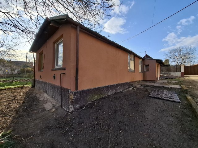 Eladó családi ház, Mendén, Jókai utcában 29.9 M Ft, 3 szobás