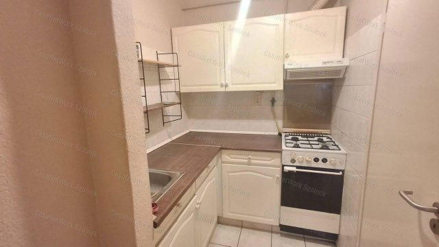 Eladó panellakás, Szolnokon 26.8 M Ft, 2+1 szobás