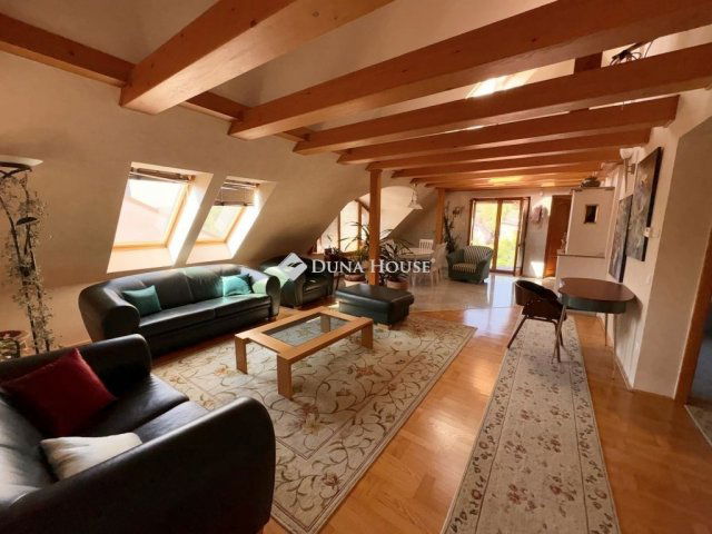 Eladó családi ház, Pécsett 211 M Ft, 10 szobás