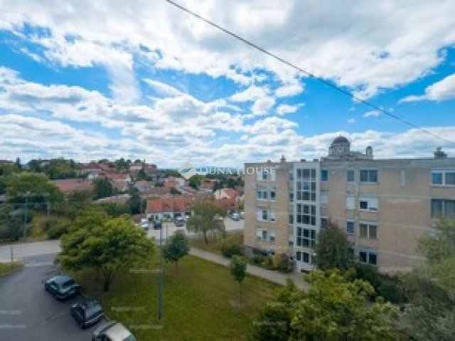 Kiadó téglalakás, albérlet, Esztergomban, Béke téren, 2 szobás