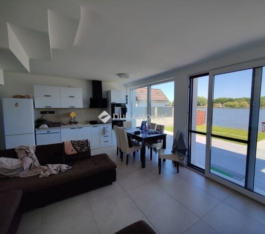 Eladó nyaraló, Szigetbecsén 190 M Ft, 4 szobás