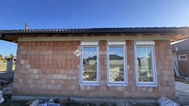 Eladó ikerház, Taksonyon 103.5 M Ft, 4 szobás