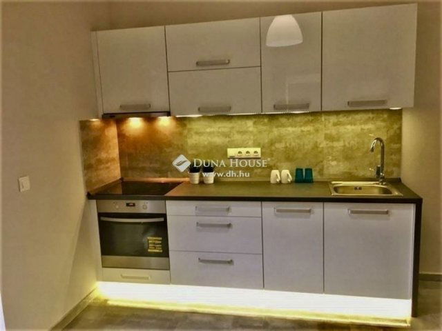 Eladó téglalakás, Pécsett 75 M Ft, 4 szobás