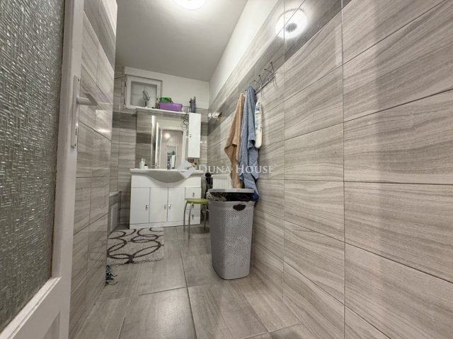 Eladó családi ház, Tápiószecsőn 79.4 M Ft, 8 szobás