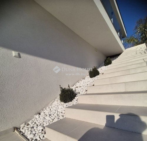 Eladó családi ház, Szentendrén 349.9 M Ft, 5 szobás