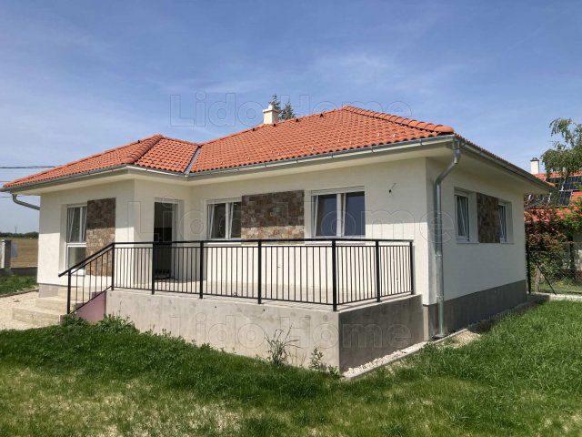 Eladó családi ház, Ságváron 77.9 M Ft, 11 szobás