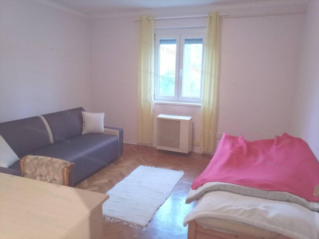 Eladó téglalakás, Szolnokon 33 M Ft, 3 szobás