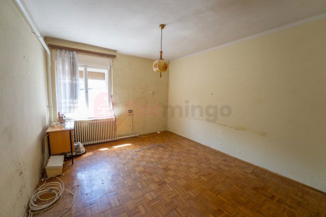 Eladó családi ház, Pécsett, Komlói úton 42 M Ft, 3 szobás