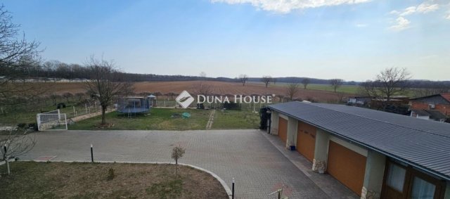Eladó családi ház, Tápiószecsőn 159.99 M Ft, 6 szobás