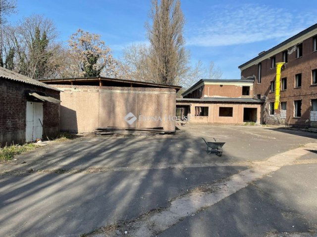 Eladó ipari ingatlan, Dunaújvárosban 180 M Ft