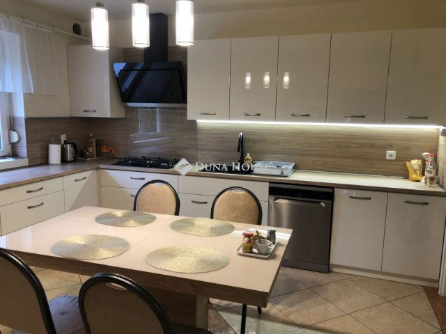 Eladó családi ház, Miskolcon 260 M Ft, 7 szobás