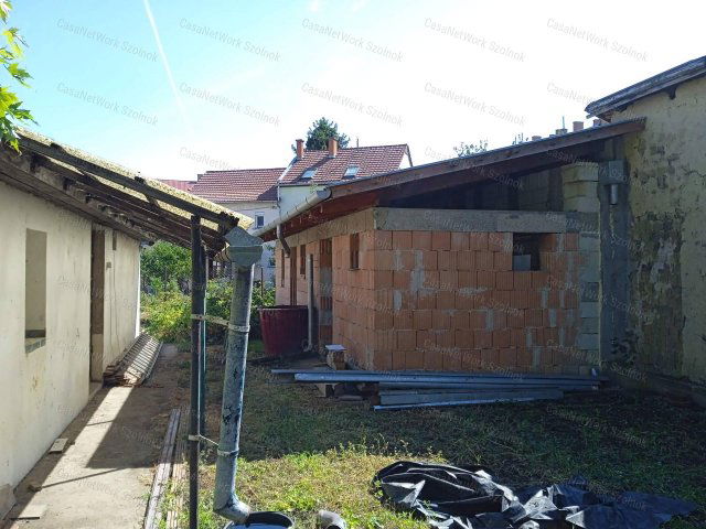 Eladó családi ház, Szolnokon 28.9 M Ft, 2 szobás