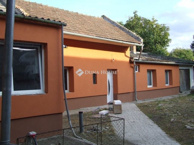 Eladó családi ház, Esztergomban 88 M Ft, 6 szobás