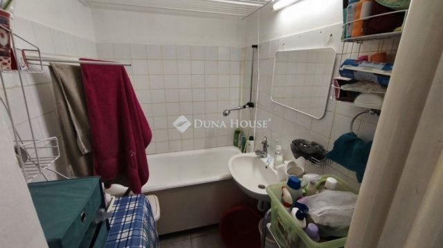 Eladó panellakás, Pécsett 40.5 M Ft, 2 szobás