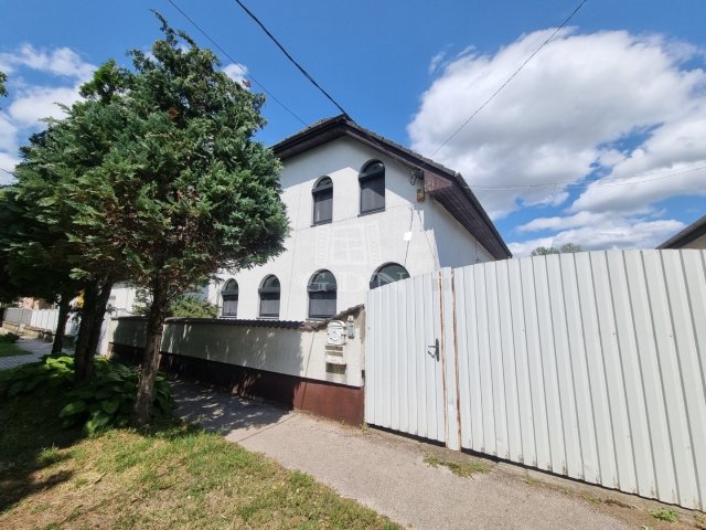 Eladó családi ház, Székesfehérvárott 165 M Ft, 7+1 szobás