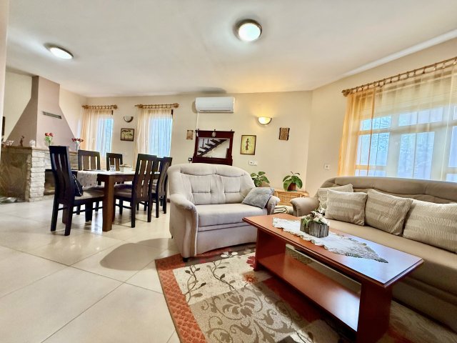 Eladó családi ház, Szegeden 155 M Ft, 6 szobás