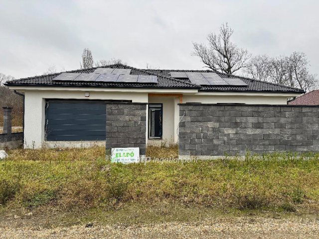 Eladó családi ház, Máriakálnokon 179.9 M Ft, 5 szobás