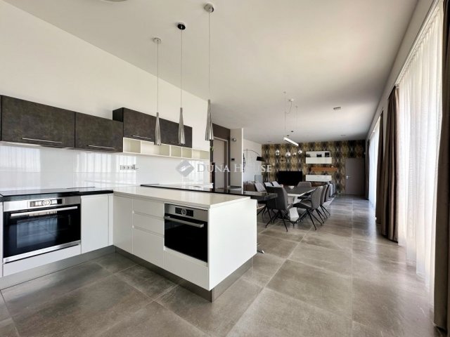 Eladó családi ház, Pécsett 425 M Ft, 4 szobás