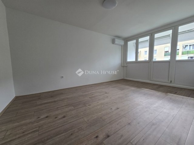 Eladó panellakás, Pécsett 48.99 M Ft, 2 szobás