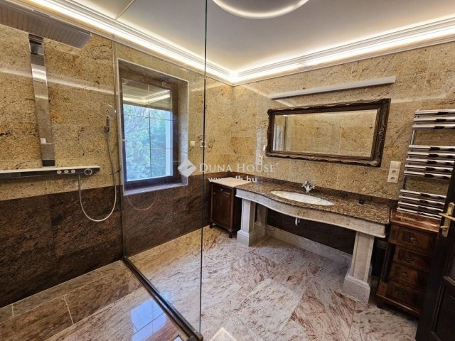 Eladó családi ház, Pócsmegyeren 259 M Ft, 6 szobás