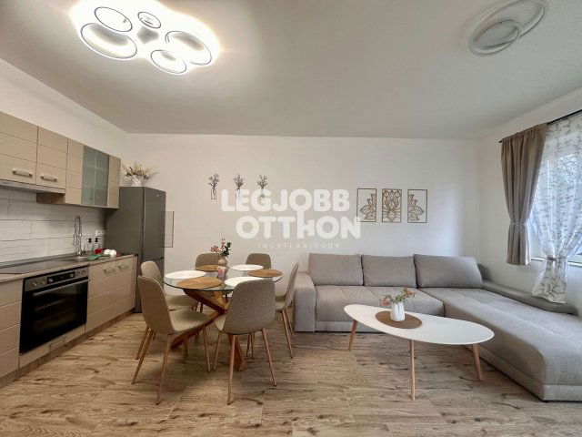 Kiadó téglalakás, albérlet, Cegléden 300 E Ft / hó, 3 szobás