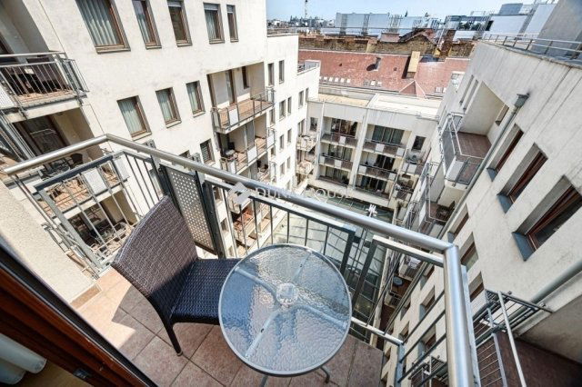 Eladó téglalakás, Budapesten, VI. kerületben 80 M Ft, 1 szobás