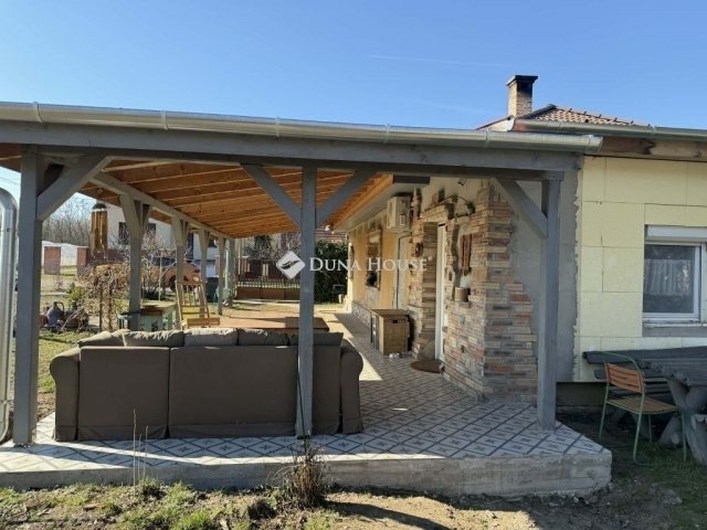 Eladó családi ház, Dánszentmiklóson 49.9 M Ft, 2 szobás