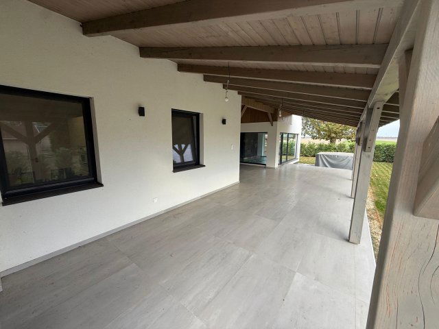 Eladó családi ház, Kiskunlacházán 189.89 M Ft, 8 szobás