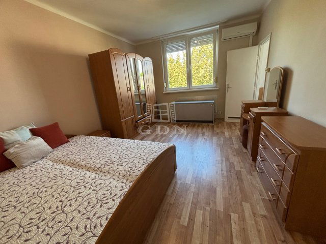 Kiadó panellakás, albérlet, Komáromban 125 E Ft / hó, 1 szobás