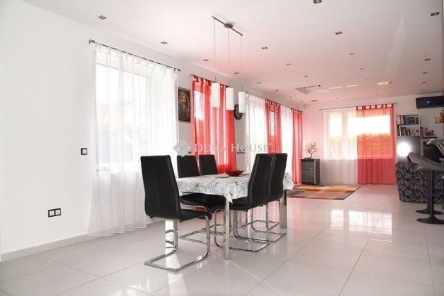 Eladó családi ház, Nagykozáron 119.99 M Ft, 4 szobás