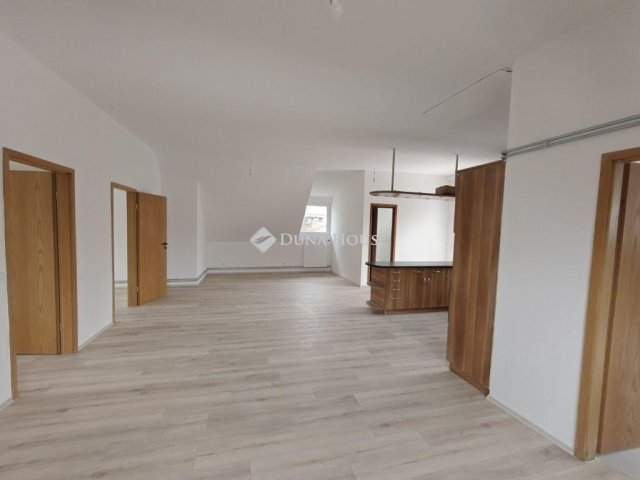 Eladó téglalakás, Budapesten, XV. kerületben 95 M Ft, 4 szobás