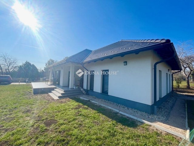 Eladó családi ház, Kőszárhegyen 134.99 M Ft, 5 szobás